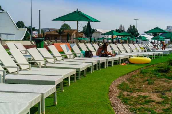 Sunbeds at the aquapark, — Stock Photo, Image