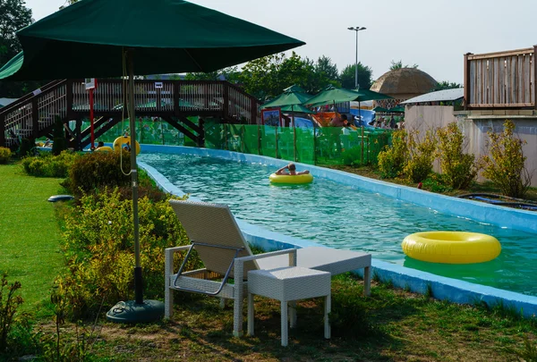 Aquapark, boş şezlong — Stok fotoğraf