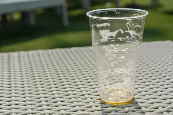 Empty glass of beer backlit afternoon sun close-up — Stock Photo, Image