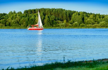 yelkenli yat nehir kıyısında