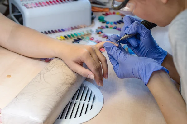 若い女性で爪磨きの受信の手のクローズ アップ — ストック写真