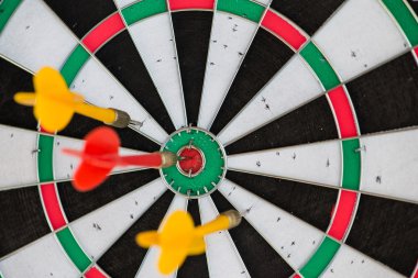 tatlı kırmızı ve sarı Dart hedef, yapışmasını vurmak tar