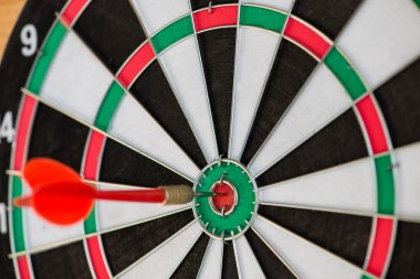 Kırmızı dart hedef, yapışmasını ahşap sırtına hedef vurdu