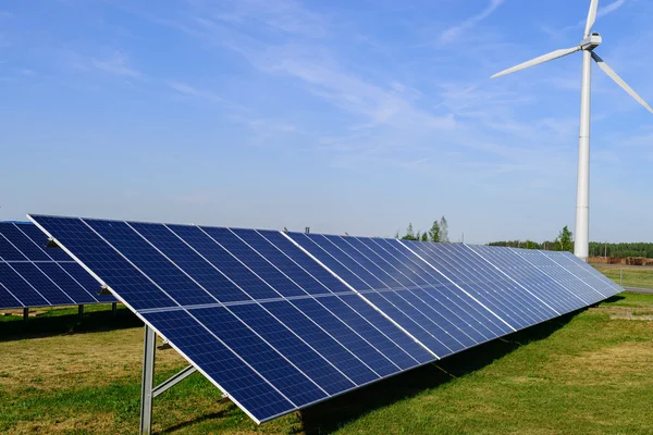 Painel solar produz energia verde, ambientalmente amigável de — Fotografia de Stock