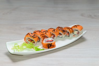 Suşi ile beyaz bir tabak Close-Up ayarla - strawber ile Somon