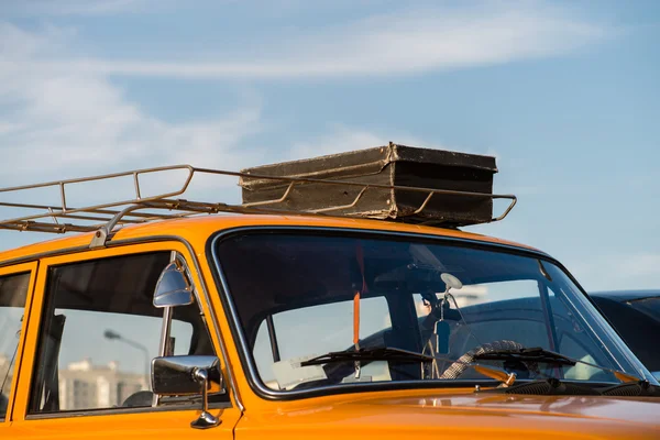 Koffer auf Autodach (Gepäck) gegen den blauen Himmel, flach — Stockfoto