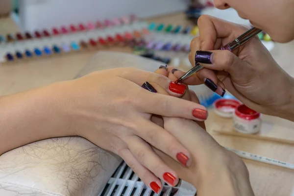 Malerei Nägel im Nagelstudio, uv Runde von schnell trocknen Nagellack ma — Stockfoto