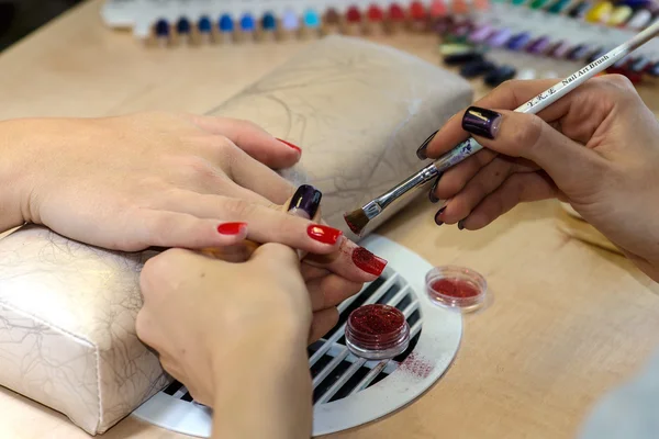 Malerei Nägel im Nagelstudio, uv Runde von schnell trocknen Nagellack ma — Stockfoto