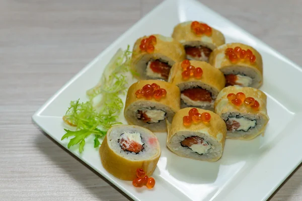 Szczelnie-do góry białe płytki z sushi set - rosyjskie naleśniki z — Zdjęcie stockowe