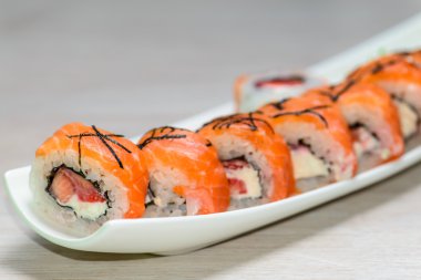 Suşi ile beyaz bir tabak Close-Up ayarla - strawber ile Somon