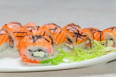 Suşi ile beyaz bir tabak Close-Up ayarla - strawber ile Somon