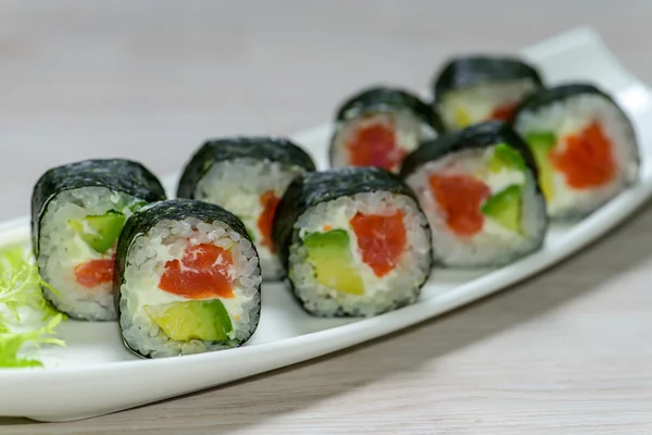 Close-up Maki sushi gerangschikt op de plaat, ondiepe scherptediepte, — Stockfoto
