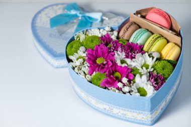 Çiçekler ve kutusunda acıbadem kurabiyesi