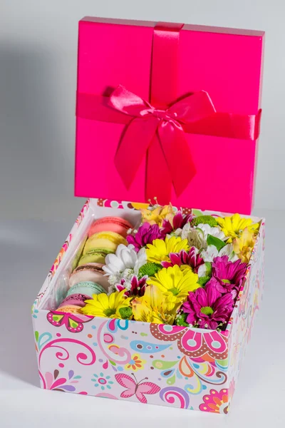 Flores y macarrones en la caja — Foto de Stock