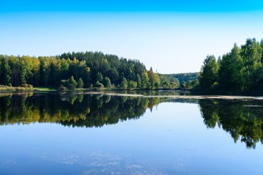 Terk edilmiş bir köy ön plana kıyısında, renkli yatay