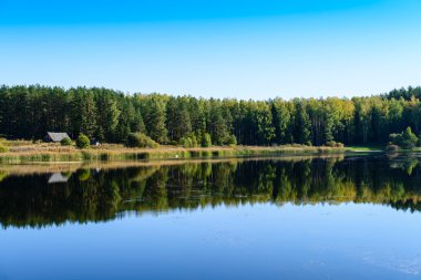 Terk edilmiş bir köy ön plana kıyısında, renkli yatay