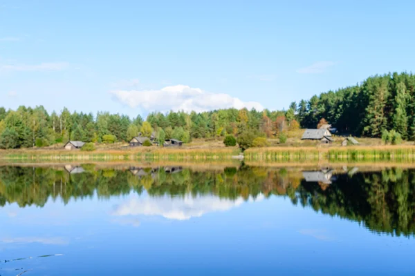 Размытая фотография пейзажа лесного озера осенью. defocu — стоковое фото