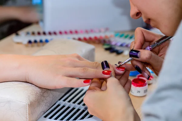 Manicura en el trabajo, pintura de uñas en salón de uñas, UV vuelta de quic — Foto de Stock