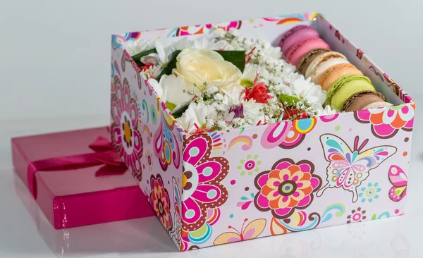 Primer plano de Flores y macarrones en la caja (Profundidad superficial de fi — Foto de Stock