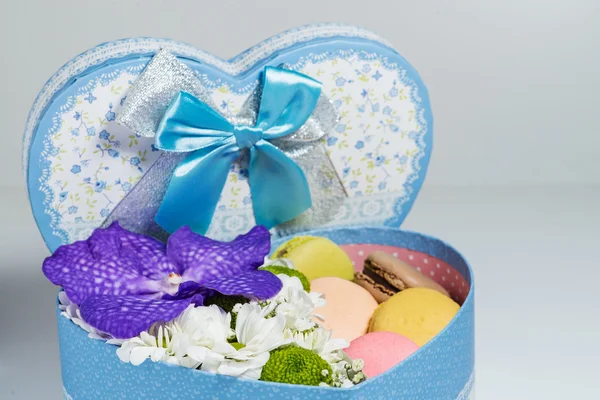 Primer plano de Flores y macarrones en la caja (Profundidad superficial de fi — Foto de Stock