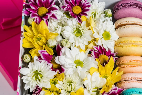 Nahaufnahme von Blumen und Makronen in der Box (flache Tiefe von fi — Stockfoto