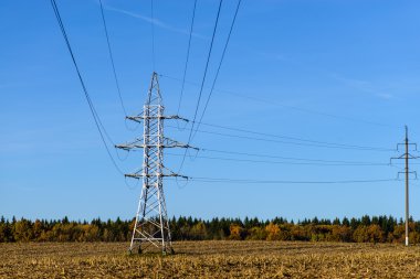 arka plan mavi gökyüzünün yüksek gerilim kabloları
