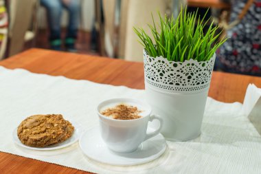Kahve fincanı cappuccino ve cookie üzerine sığ D tablo Cafe