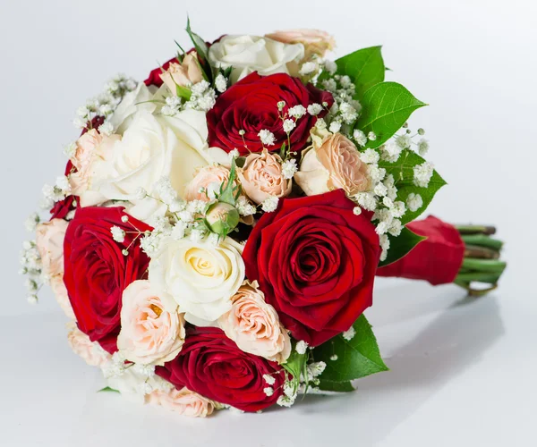 Red bridal bouquet isolated on white background (shallow DOF) — Stockfoto