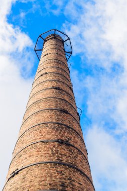tuğla baca mavi gökyüzüne karşı aşağıdan bitki görünümünün