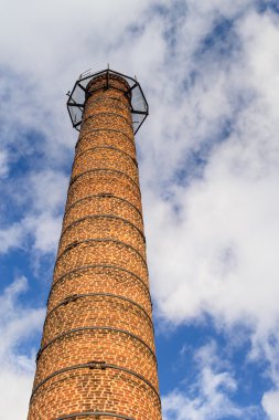 tuğla baca mavi gökyüzüne karşı aşağıdan bitki görünümünün