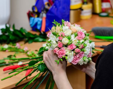 bir buket çiçek yapma closeup çiçekçi. Fi sığ derinliği