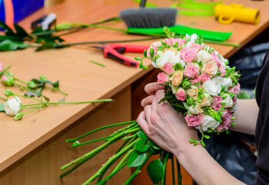 bir buket çiçek yapma closeup çiçekçi. Sığ derinlik-in tarla, buket odaklanmak