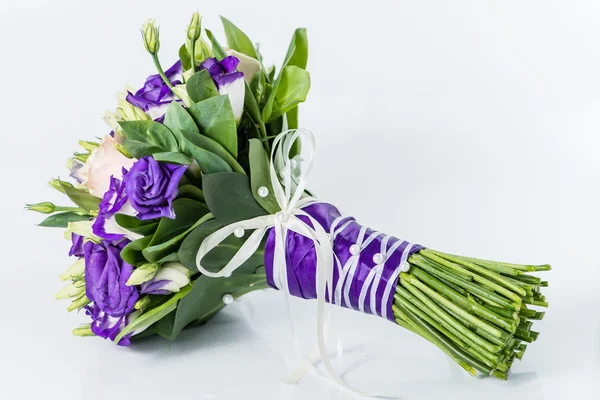 Close-up dari buket pengantin dalam warna ungu diisolasi pada kulit putih — Stok Foto