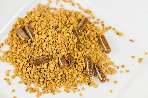 Close-up of Some homeopathic pills with bee pollen in scattered — Stock Photo, Image