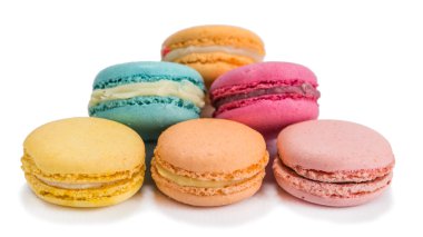 Beyaz arka plan renkli ve lezzetli Fransız çerezleri Macarons