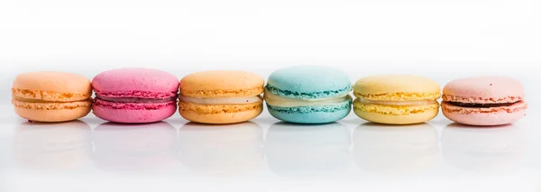 Série Biscuits français colorés et savoureux Macarons sur fond blanc — Photo