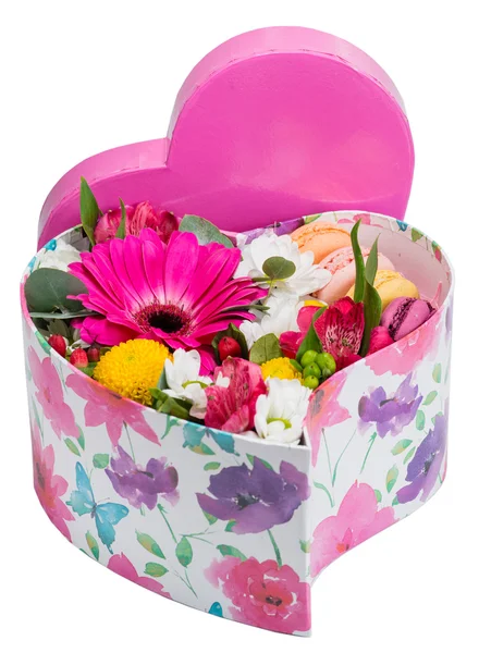 Primer plano de flores y macarrones en una caja de forma de corazón (Sha — Foto de Stock