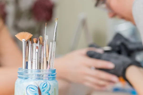 Pinsel Nahaufnahme im Nagelstudio, selektiver Fokus auf den Pinsel — Stockfoto