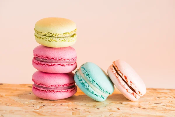 Красочные и вкусные французские печенья Macarons на красочный — стоковое фото