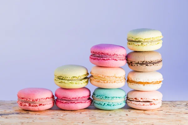 Красочные и вкусные французские печенья Macarons на красочный — стоковое фото