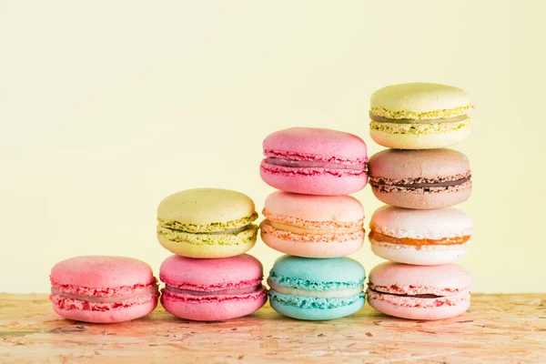 Série Biscuits français colorés et savoureux Macarons sur un coloré — Photo