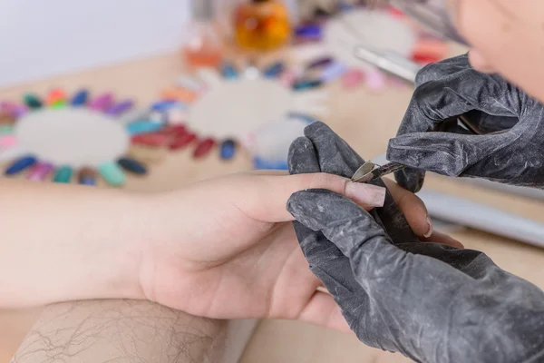 Nahaufnahme der Hände einer jungen Frau, die den Nagelschneider erhält — Stockfoto