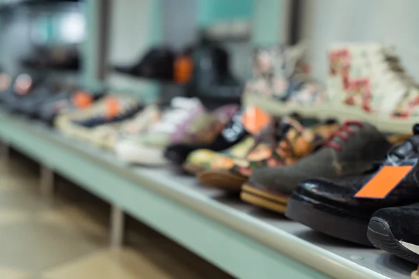 Schuhgeschäft verschwimmen Hintergrund. abstrakte verschwommene Gruppe von Schuhen — Stockfoto