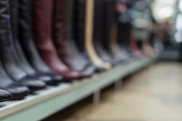 Schuhgeschäft verschwimmen Hintergrund. abstrakte verschwommene Gruppe von Schuhen — Stockfoto