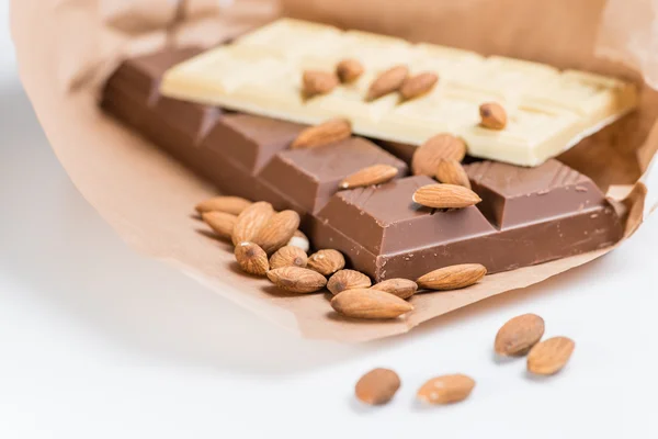 White and dark chocolate, almonds, cinnamon, cocoa. shallow DOF — Stock Photo, Image