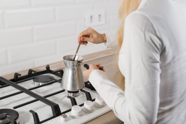 Bira parlak mutfakta turk kahve sabah