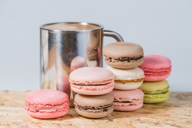 fincan kahve ve bir ahşap yüzeye (sığ Dof acıbadem kurabiyesi)