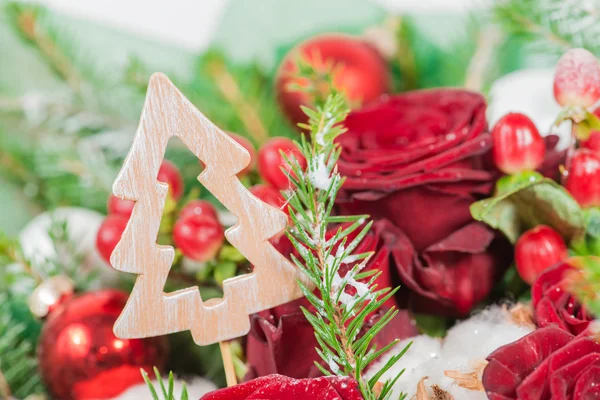Zbliżenie: dekoracyjne choinki w bukiet czerwonych róż, — Zdjęcie stockowe