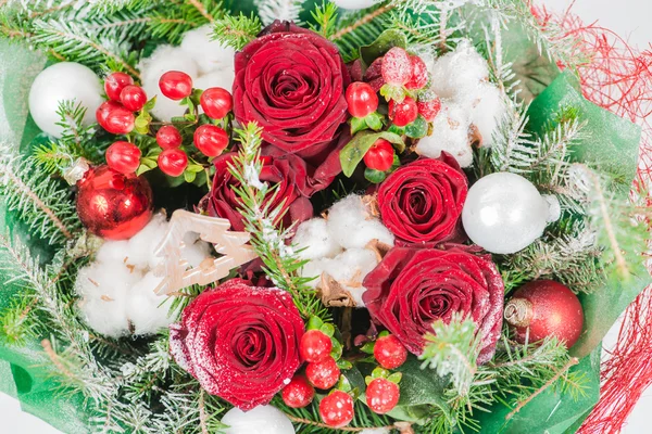 Nahaufnahme des weihnachtlichen Winterstraußes aus roter Rose und Baumwolle in T — Stockfoto