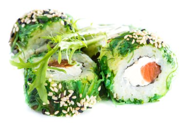 yakın çekim geleneksel taze Japon deniz ürünleri suşi rulo ve s